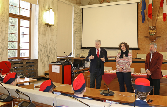 Foto für Carabinieriwaisen und -witwen im Rathaus empfangen