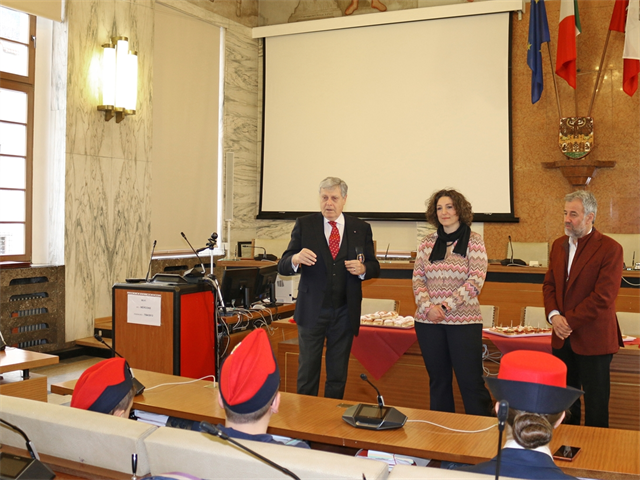 Foto für Carabinieriwaisen und -witwen im Rathaus empfangen