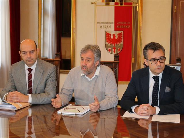 Von links: Stadtrat Nerio Zaccaria, Bürgermeister Paul Rösch und Stadtrat Diego Zanella.